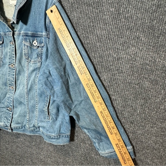 Torrid Plus Size 4 / 4X Jean Jacket Medium Wash Denim Stretch Trucker Blue - Picture 7 of 12